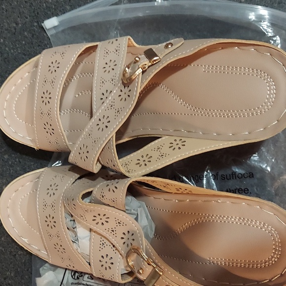 Women's 2 inch heel 41 9.5 size Sandals apricot beige color NWT buckle. - Picture 2 of 10